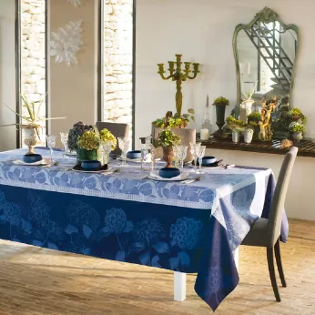 Nappe pur coton bio antitache motif jacquard bleu Hortensias bleu