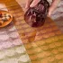 Linge de table pur coton enduit motif jacquard vert orange Mille halos prunus