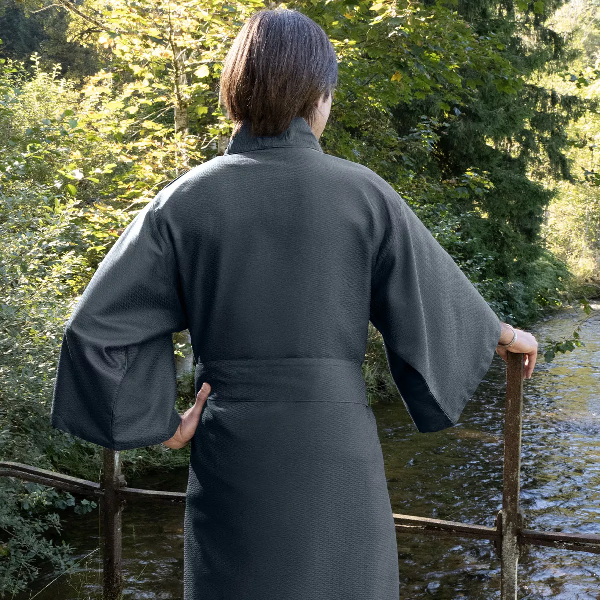 Kimono long satin de coton motif jacquard bleu Vibrato bleu nuit