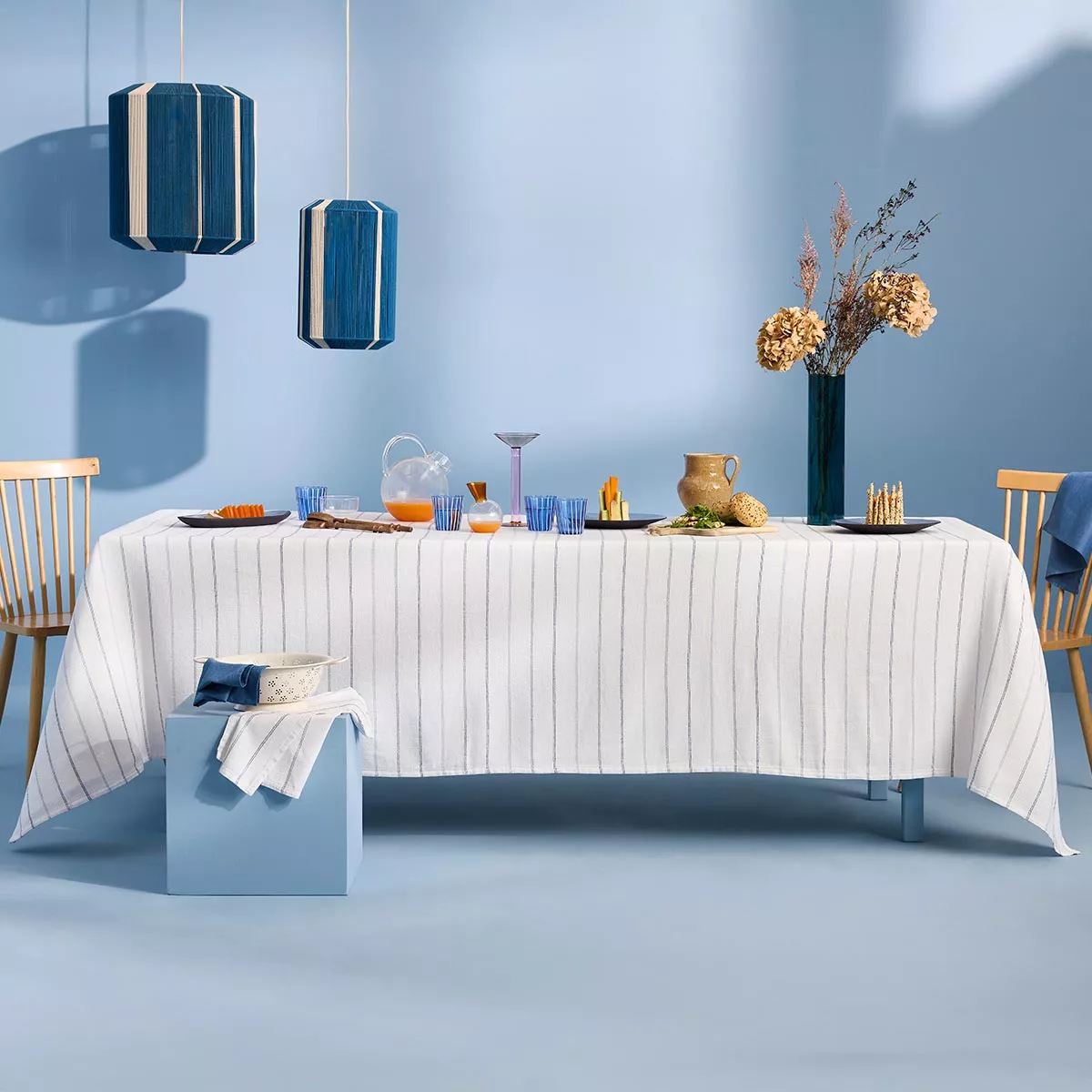 Nappe pur coton lavé motif jacquard bleu blanc Rimini blu