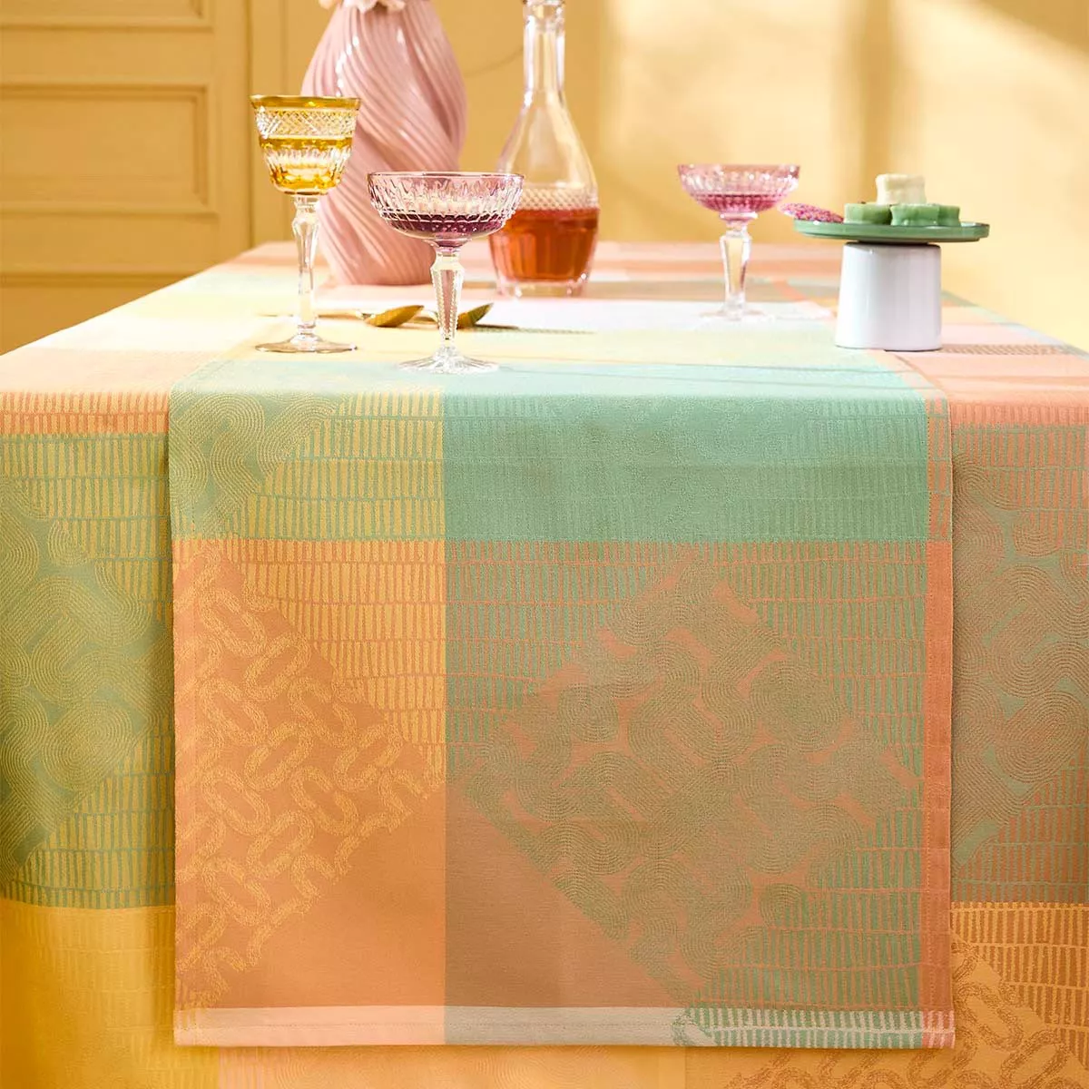 Chemin de table pur coton 205 g/m² motif jacquard jaune rose Mille empreintes pastel