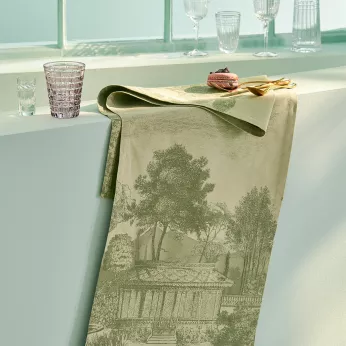 Chemin de table pur coton antitache motif jacquard vert Jardin spirituel olive