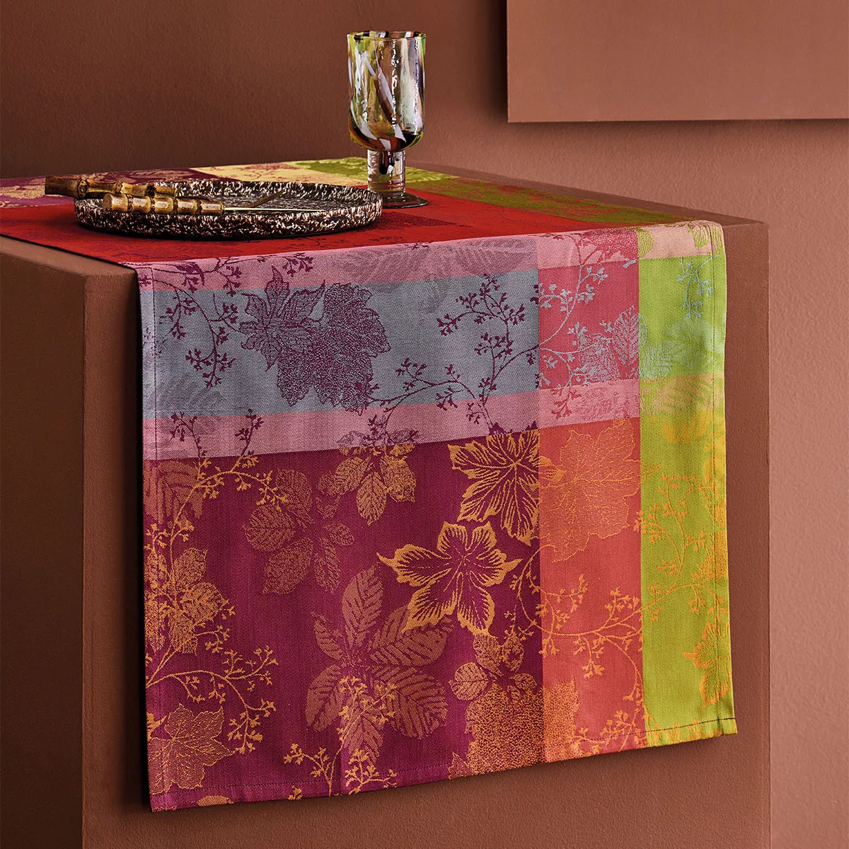 Table runner 100% cotton jacquard pattern orange burgundy Mille sous bois automne