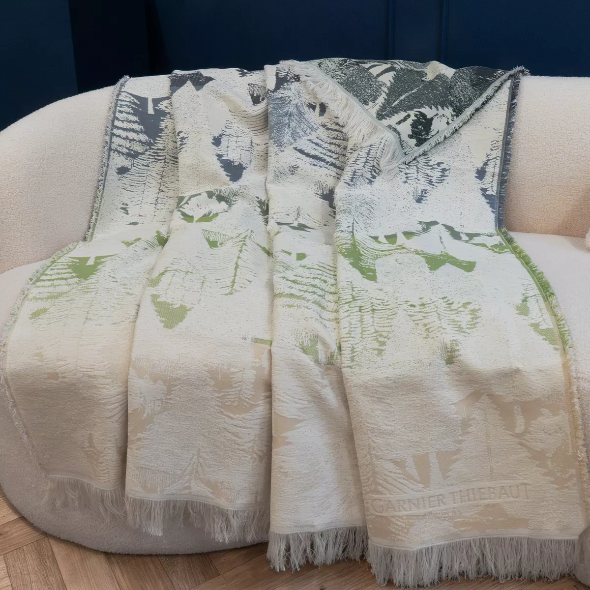 Jete de canape pur coton 420 g/m² motif jacquard vert ecru Foret de neige sapin